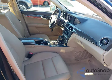 2014 Mercedes-Benz C 300 Sport 4Matic z USA, uszkodzony, nr VIN WDDGF8ABXEA935819